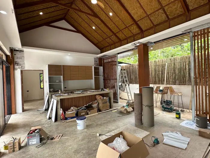 Cặp đ&ocirc;i rủ nhau ra đảo x&acirc;y biệt phủ &ldquo;dưỡng gi&agrave;&rdquo;, tưởng được sống t&aacute;ch biệt nhưng chỉ 6 th&aacute;ng đ&atilde; thảng thốt: &ldquo;Sao kh&ocirc;ng như t&ocirc;i nghĩ?&rdquo;- Ảnh 4.