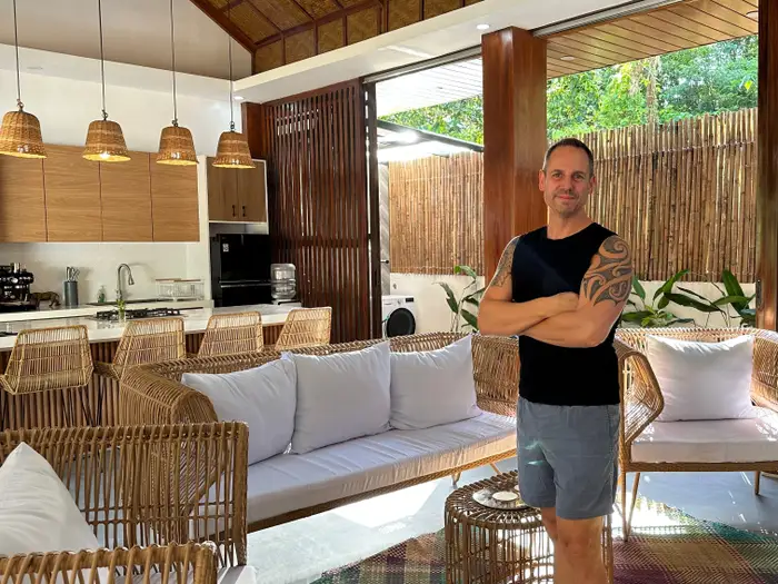 Cặp đ&ocirc;i rủ nhau ra đảo x&acirc;y biệt phủ &ldquo;dưỡng gi&agrave;&rdquo;, tưởng được sống t&aacute;ch biệt nhưng chỉ 6 th&aacute;ng đ&atilde; thảng thốt: &ldquo;Sao kh&ocirc;ng như t&ocirc;i nghĩ?&rdquo;- Ảnh 5.