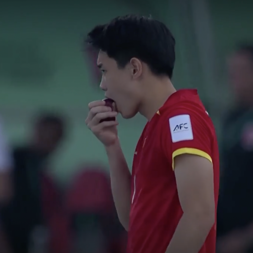 Viral khoảnh khắc hotboy Đ&igrave;nh Bắc ăn t&aacute;o cực thư gi&atilde;n khi U23 Việt Nam thắng dễ U23 Jordan- Ảnh 2.