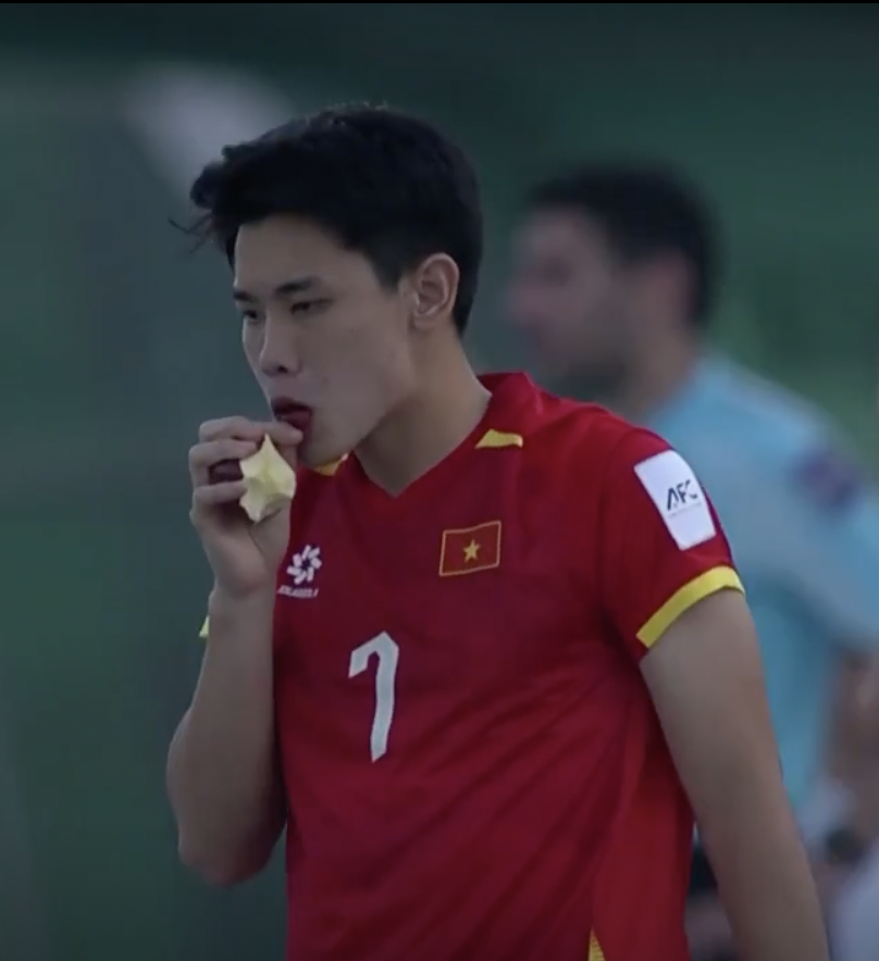 Viral khoảnh khắc hotboy Đ&igrave;nh Bắc ăn t&aacute;o cực thư gi&atilde;n khi U23 Việt Nam thắng dễ U23 Jordan- Ảnh 3.