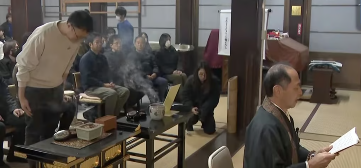 C&ocirc;ng ty diệt c&ocirc;n tr&ugrave;ng Nhật Bản l&agrave;m lễ cầu si&ecirc;u cho những con bọ bị ti&ecirc;u diệt- Ảnh 1.