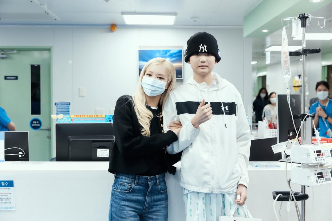 Vừa được phong là mỹ nhân đẹp nhất thế giới, nữ idol bị tố làm màu, diễn sâu ở hoạt động từ thiện- Ảnh 5. Vừa được phong là mỹ nhân đẹp nhất thế giới, nữ idol bị tố làm màu, diễn sâu ở hoạt động từ thiện- Ảnh 5.