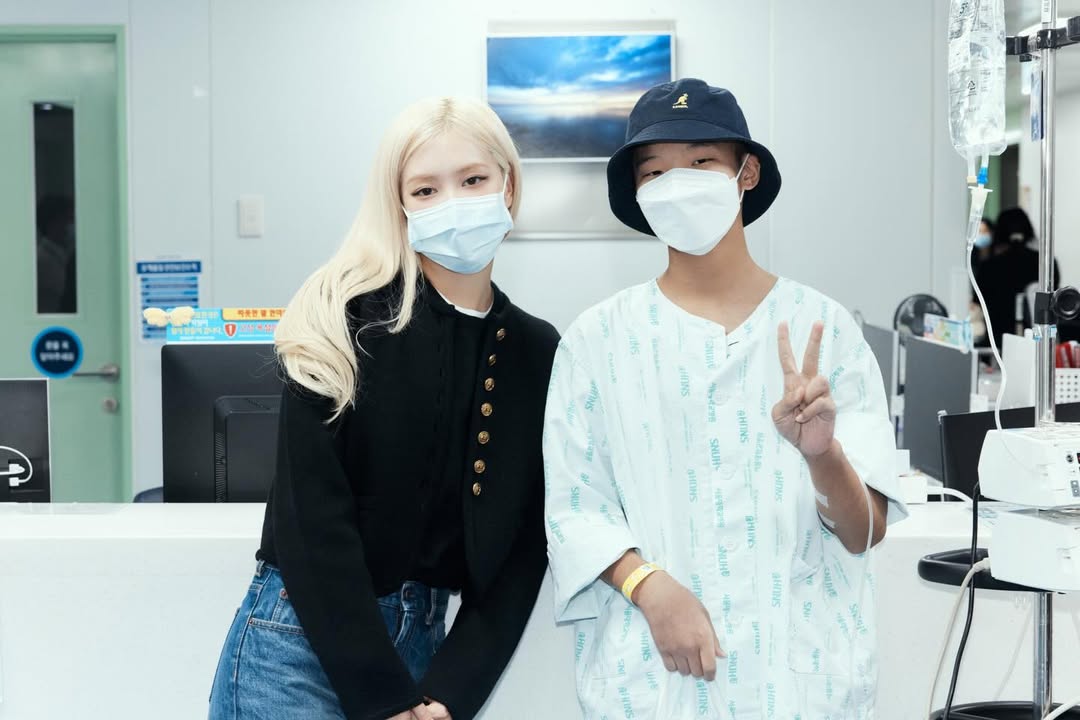 Vừa được phong là mỹ nhân đẹp nhất thế giới, nữ idol bị tố làm màu, diễn sâu ở hoạt động từ thiện- Ảnh 3. Vừa được phong là mỹ nhân đẹp nhất thế giới, nữ idol bị tố làm màu, diễn sâu ở hoạt động từ thiện- Ảnh 3.