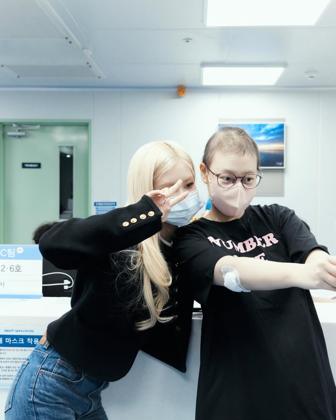 Vừa được phong là mỹ nhân đẹp nhất thế giới, nữ idol bị tố làm màu, diễn sâu ở hoạt động từ thiện- Ảnh 1. Vừa được phong là mỹ nhân đẹp nhất thế giới, nữ idol bị tố làm màu, diễn sâu ở hoạt động từ thiện- Ảnh 1.