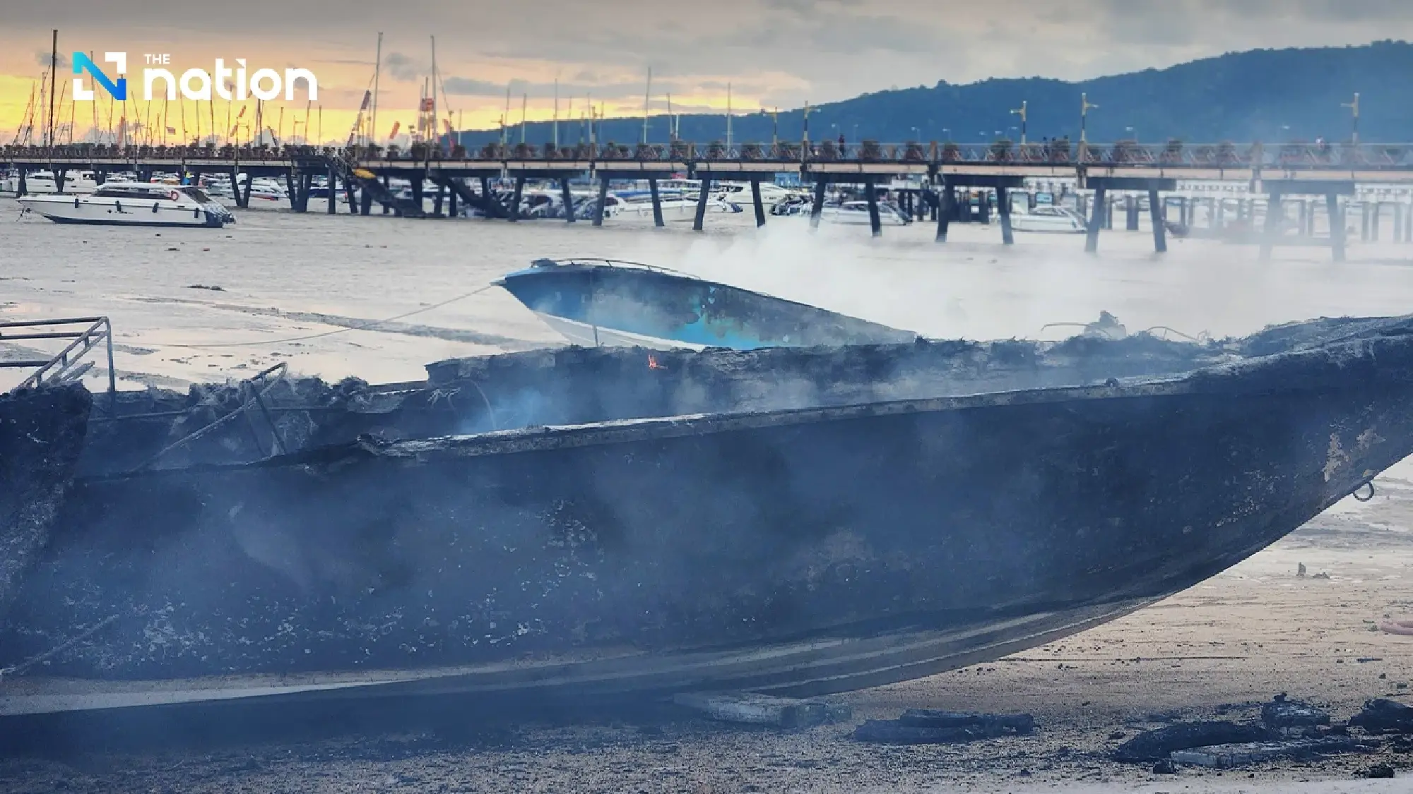 Hơn 20 tàu cao tốc bị thiêu rụi trong vụ hỏa hoạn tại Thái Lan- Ảnh 2. Hơn 20 tàu cao tốc bị thiêu rụi trong vụ hỏa hoạn tại Thái Lan- Ảnh 2.