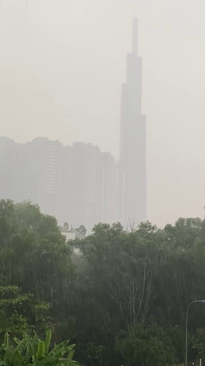 Nguy cơ cảm lạnh khi gặp mưa trái mùa- Ảnh 2. Nguy cơ cảm lạnh khi gặp mưa trái mùa- Ảnh 2.