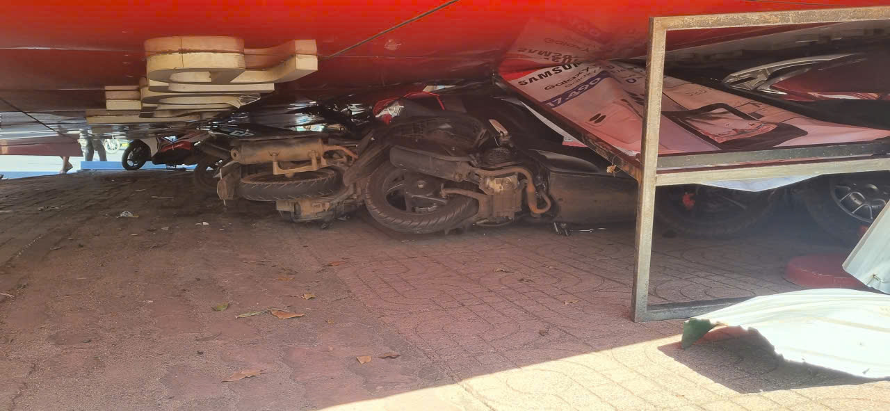 Đắk Lắk: Sập biển quảng c&aacute;o, 1 phụ nữ bị thương nặng- Ảnh 2.