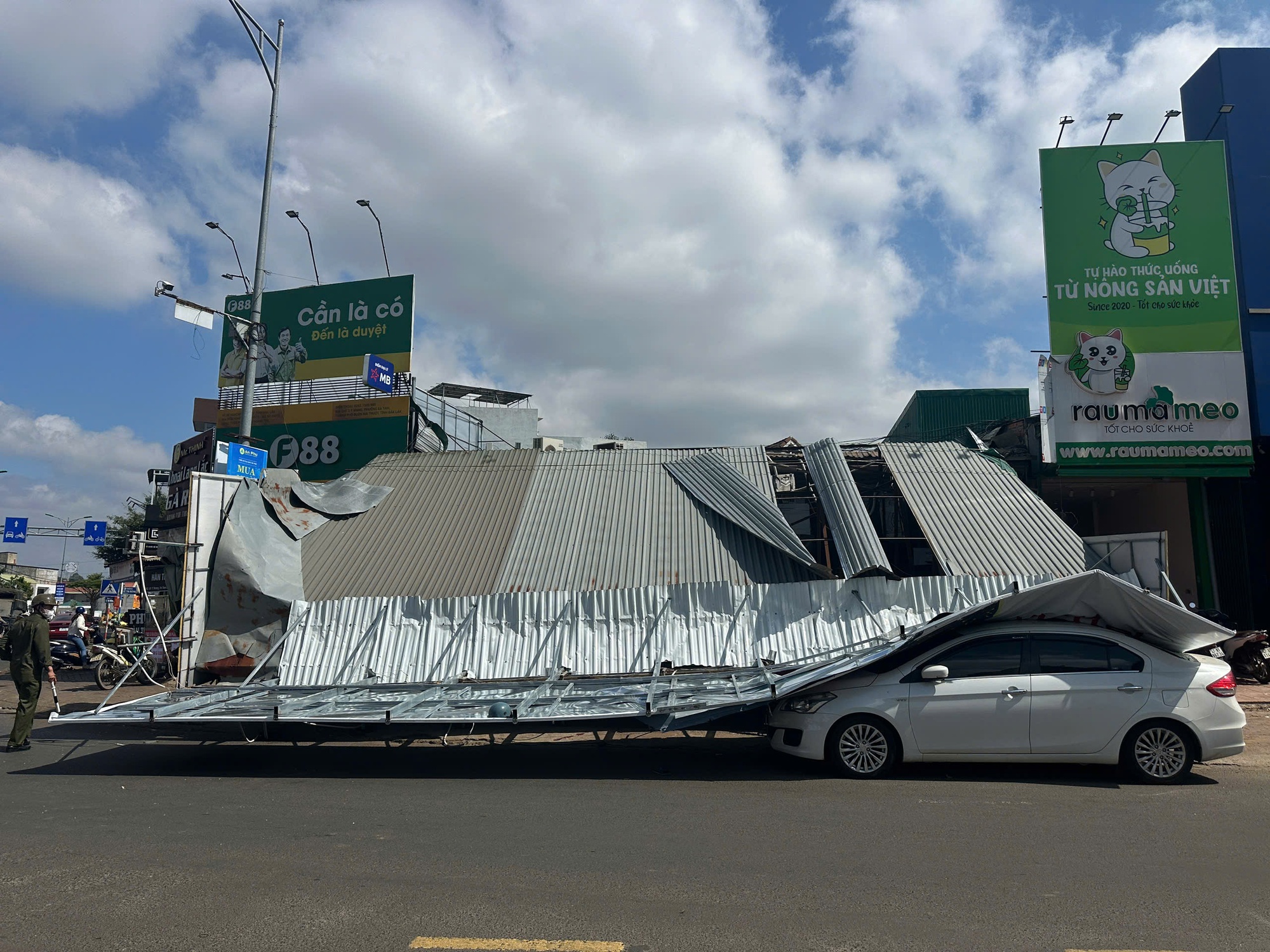 Đắk Lắk: Sập biển quảng c&aacute;o, 1 phụ nữ bị thương nặng- Ảnh 1.