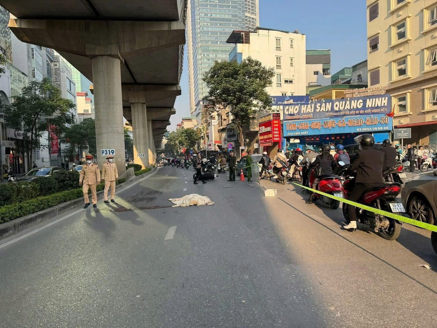 Nam thanh niên tử vong trong vụ tai nạn giao thông trên đường phố- Ảnh 1. Nam thanh niên tử vong trong vụ tai nạn giao thông trên đường phố- Ảnh 1.