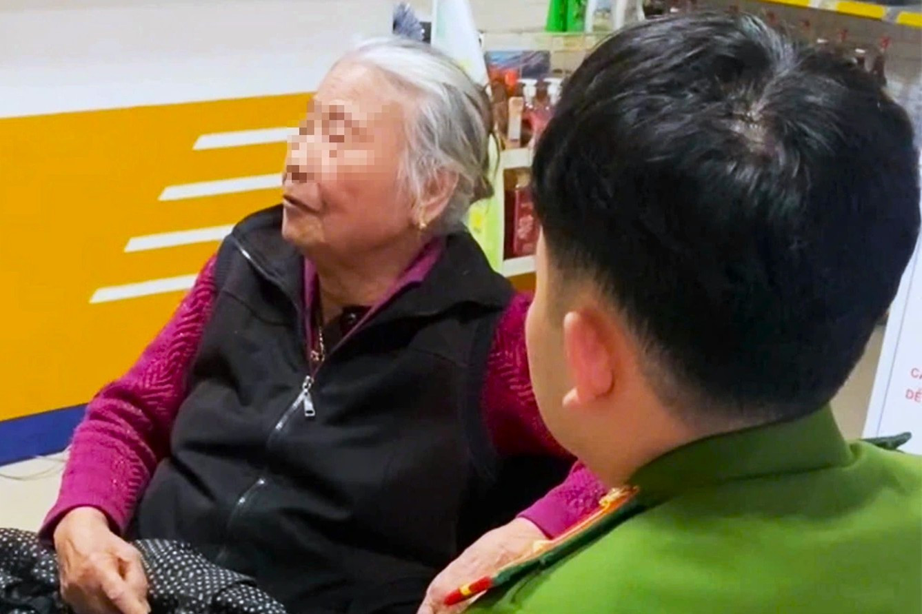 Sau cuộc gọi lạ, cụ b&agrave; 79 tuổi hốt hoảng mang sổ tiết kiệm ra ng&acirc;n h&agrave;ng- Ảnh 1.