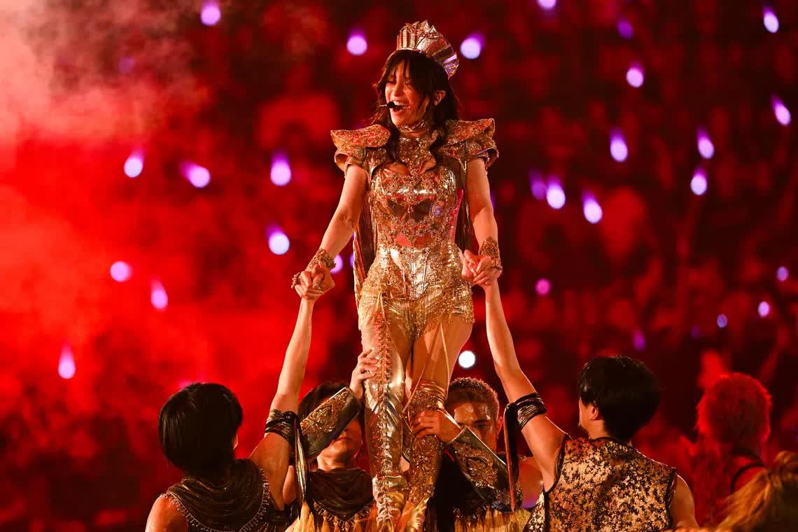 Ca sĩ giàu nhất châu Á: Tài sản chục nghìn tỷ, đi hát khắp nơi với đôi tai không nghe thấy gì- Ảnh 6. Ca sĩ giàu nhất châu Á: Tài sản chục nghìn tỷ, đi hát khắp nơi với đôi tai không nghe thấy gì- Ảnh 6.