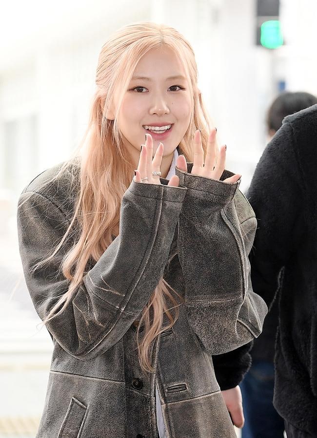 Chẳng cần sắm sửa nhiều, m&ugrave;a đ&ocirc;ng chỉ cần đ&uacute;ng một chiếc &aacute;o kho&aacute;c "ch&acirc;n &aacute;i" n&agrave;y l&agrave; đủ để Jennie, Lisa v&agrave; hội mặc đẹp sang chảnh hết nấc- Ảnh 2.