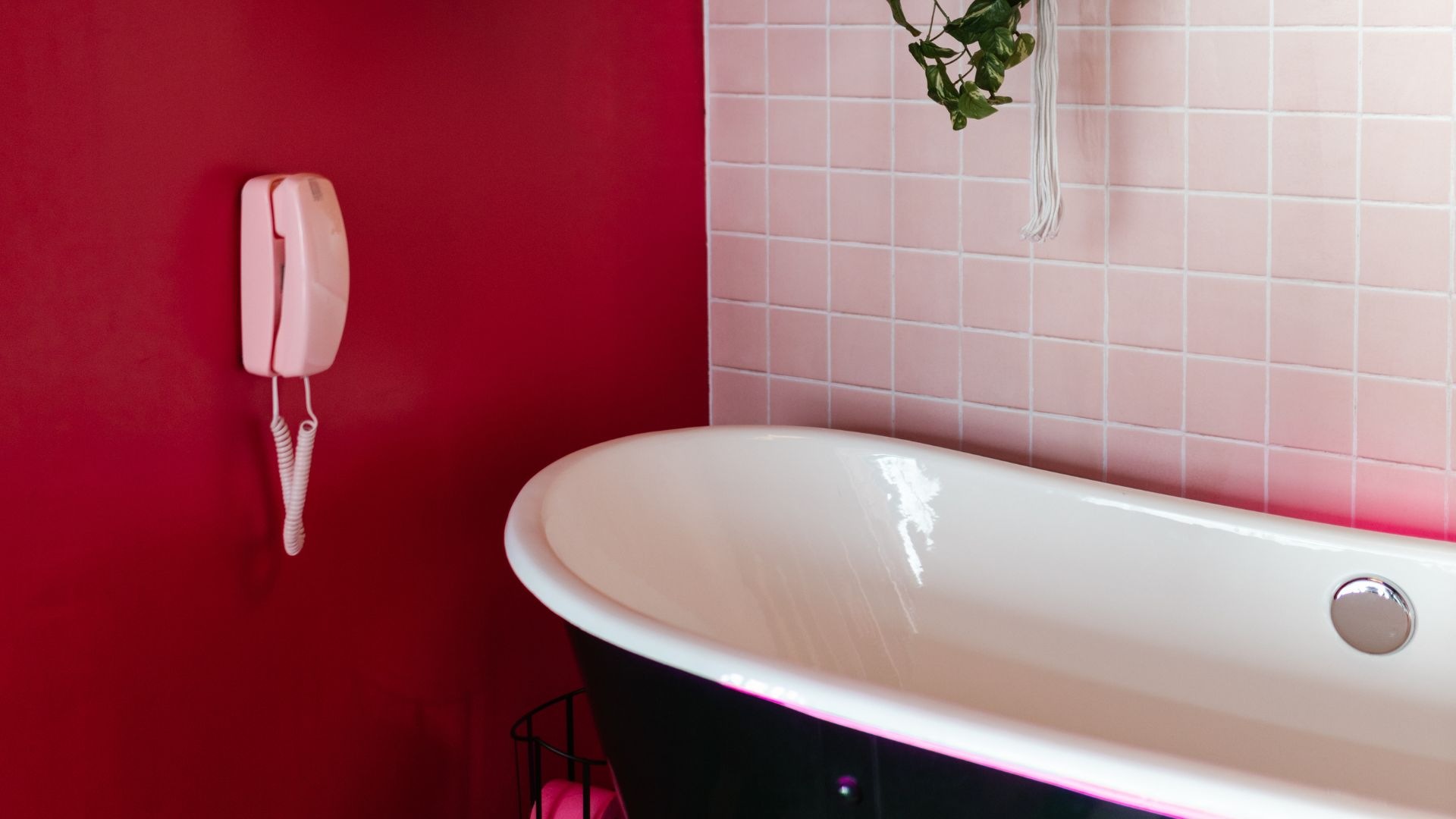 Hơn 90% khách lưu trú không biết hết công dụng thật sự của chiếc điện thoại gắn trong nhà vệ sinh khách sạn- Ảnh 3. Hơn 90% khách lưu trú không biết hết công dụng thật sự của chiếc điện thoại gắn trong nhà vệ sinh khách sạn- Ảnh 3.