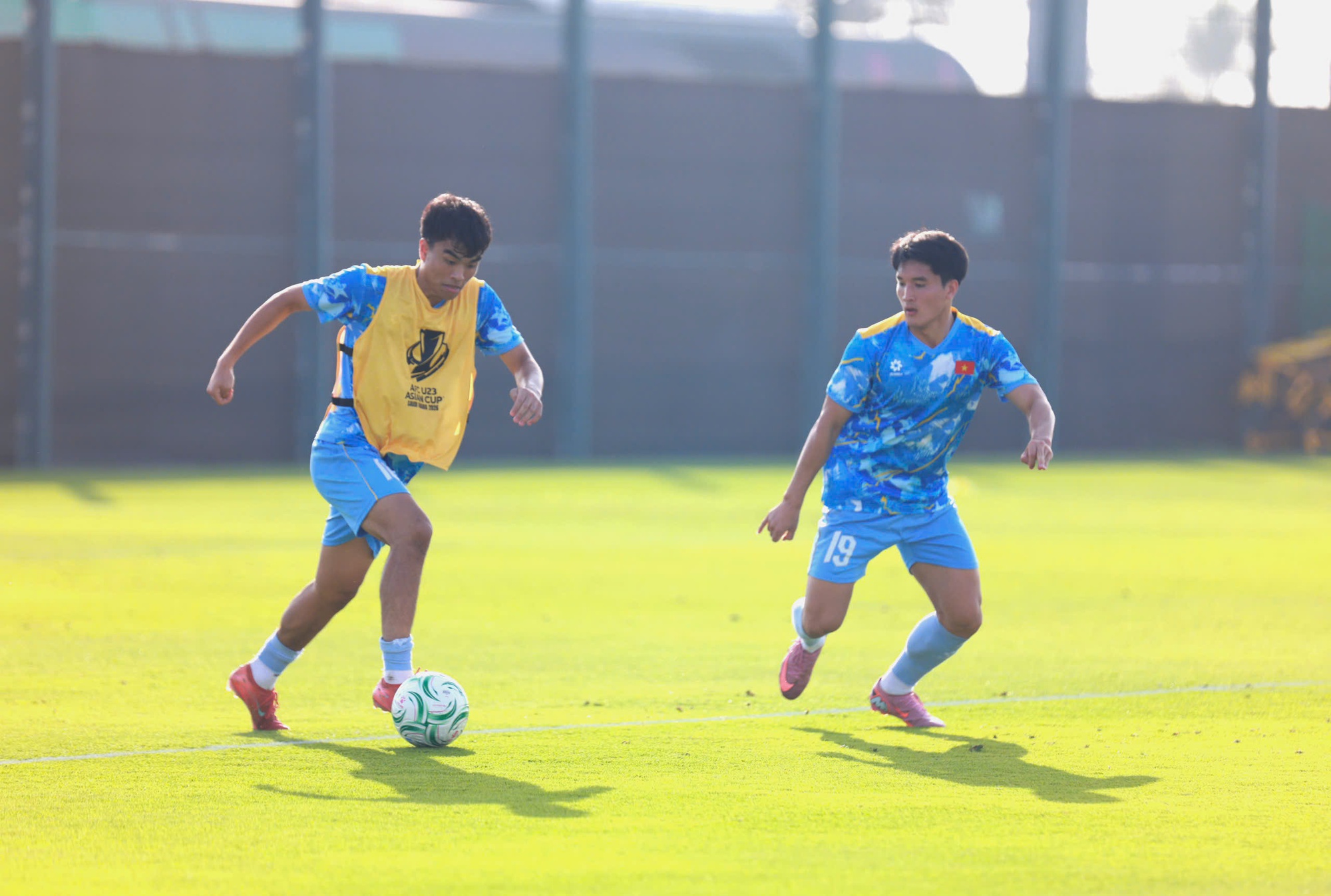 HLV Kim Sang-sik nói về hình ảnh ăn táo viral khắp cõi mạng của Đình Bắc: HLV Kim Sang-sik nói về hình ảnh ăn táo viral khắp cõi mạng của Đình Bắc: