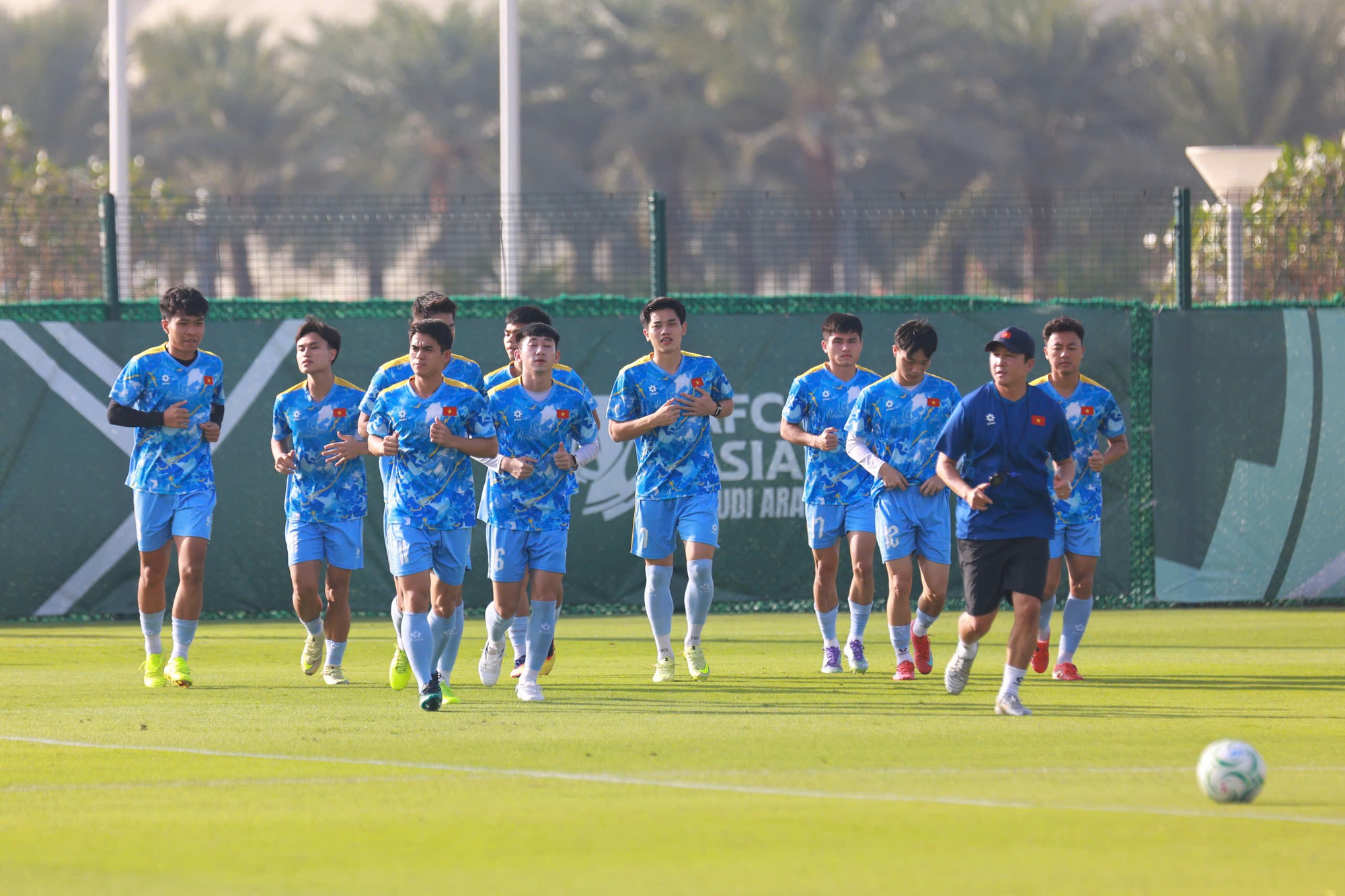 HLV Kim Sang-sik nói về hình ảnh ăn táo viral khắp cõi mạng của Đình Bắc: HLV Kim Sang-sik nói về hình ảnh ăn táo viral khắp cõi mạng của Đình Bắc: