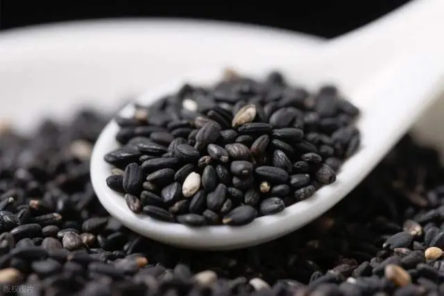 Ngo&agrave;i 35 tuổi, t&ocirc;i mới hiểu v&igrave; sao phụ nữ kh&ocirc;ng n&ecirc;n sống qu&aacute; tiết kiệm: L&agrave;n da, m&aacute;i t&oacute;c &ldquo;xuống cấp&rdquo; chỉ v&igrave; thiếu một thứ n&agrave;y- Ảnh 3.