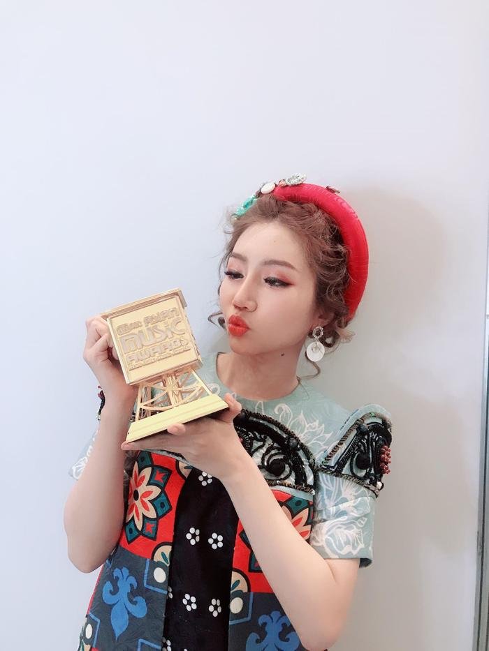 Nữ ca sĩ từng bị ch&ecirc; "xấu qu&aacute; l&agrave; kh&ocirc;ng c&oacute; tương lai": Lột x&aacute;c ngoạn mục, c&oacute; c&uacute; ng&atilde; "để đời" ở lễ trao giải nước bạn- Ảnh 10.