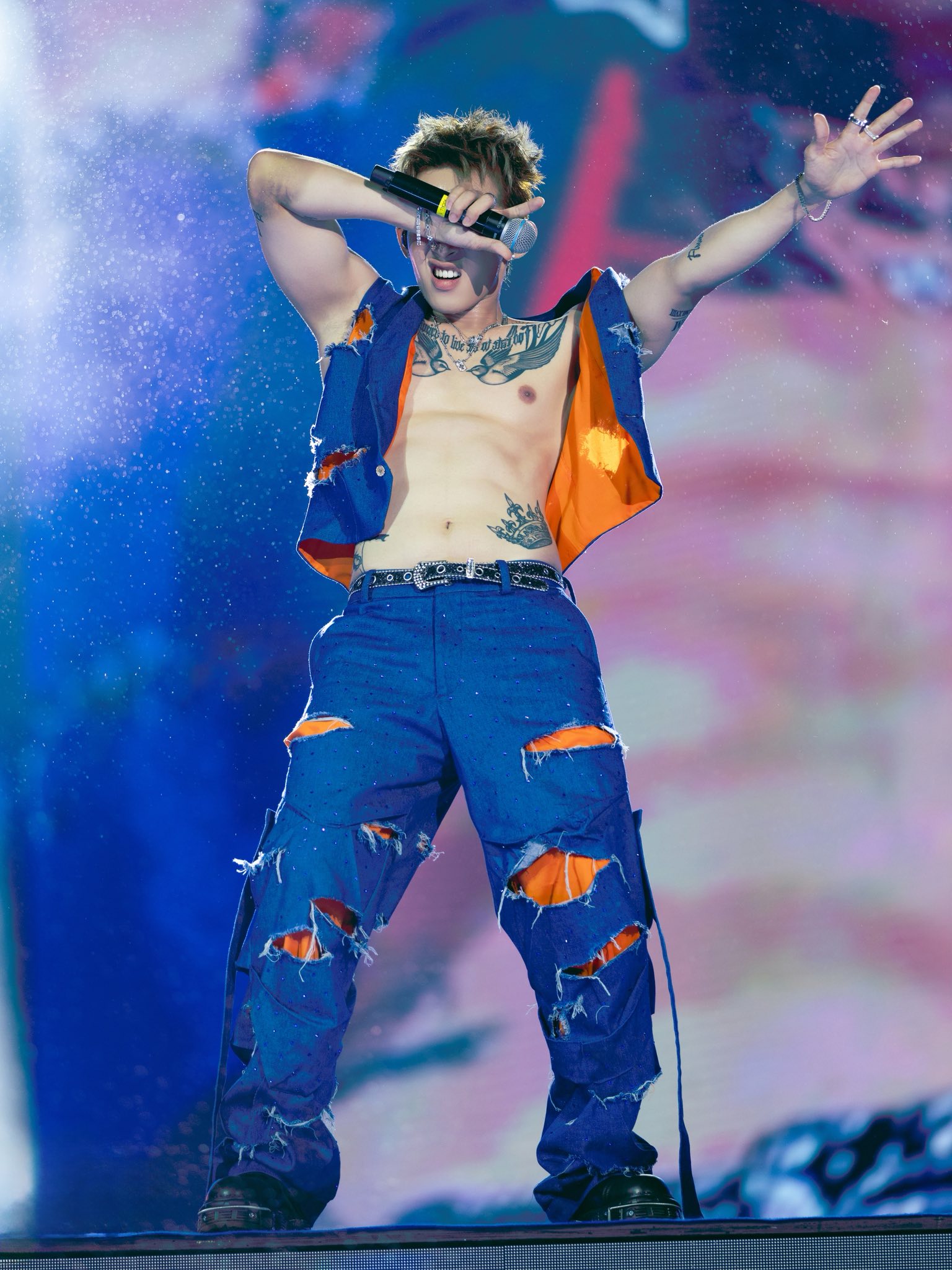 Nam ca sĩ Vbiz l&agrave;m mọi c&aacute;ch cố tho&aacute;t m&aacute;c 