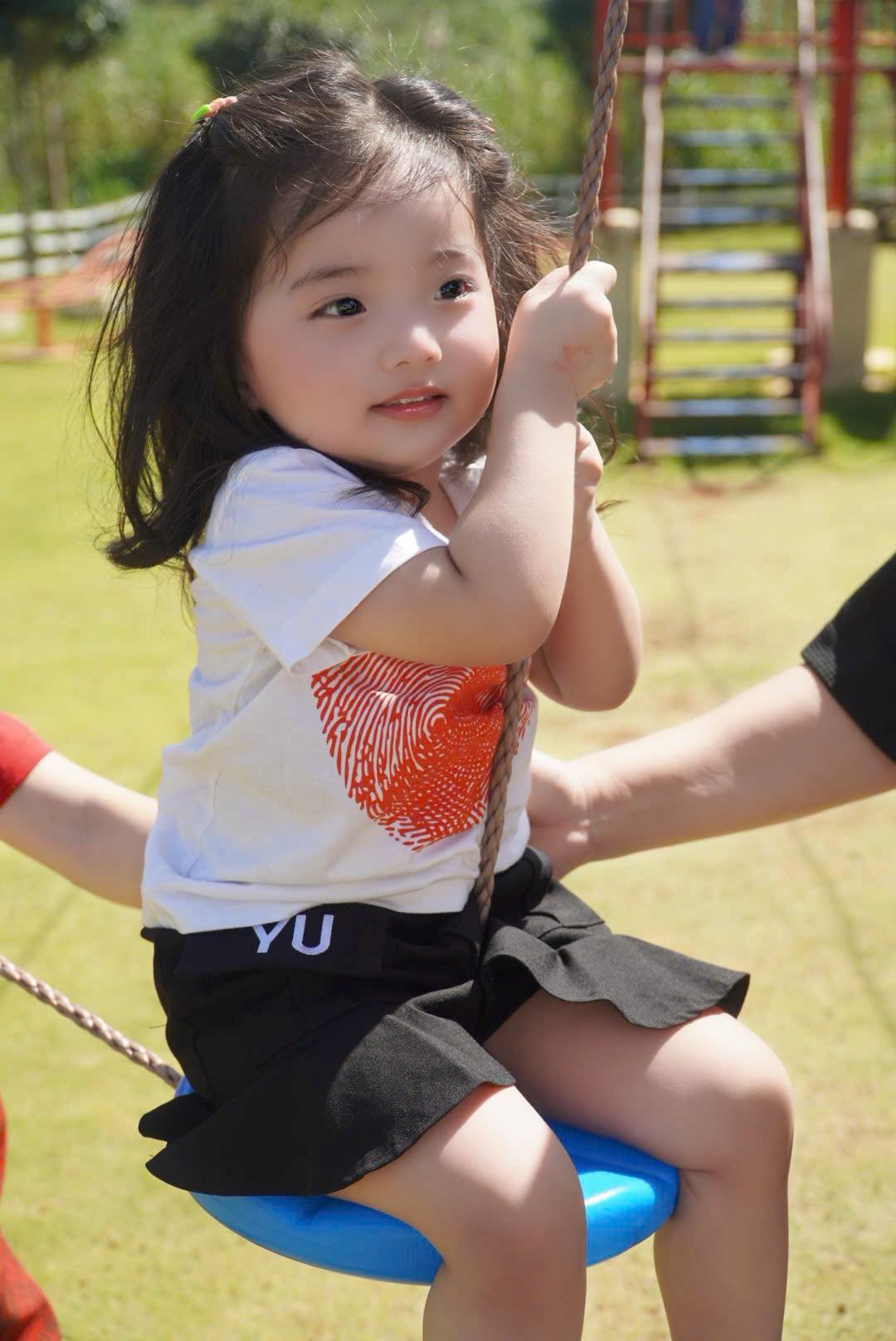 Lisa nhà Khánh Thi - Phan Hiển xinh yêu như búp bê sống, chiếm hết spotlight của bố mẹ kiện tướng dancesport- Ảnh 4. Lisa nhà Khánh Thi - Phan Hiển xinh yêu như búp bê sống, chiếm hết spotlight của bố mẹ kiện tướng dancesport- Ảnh 4.