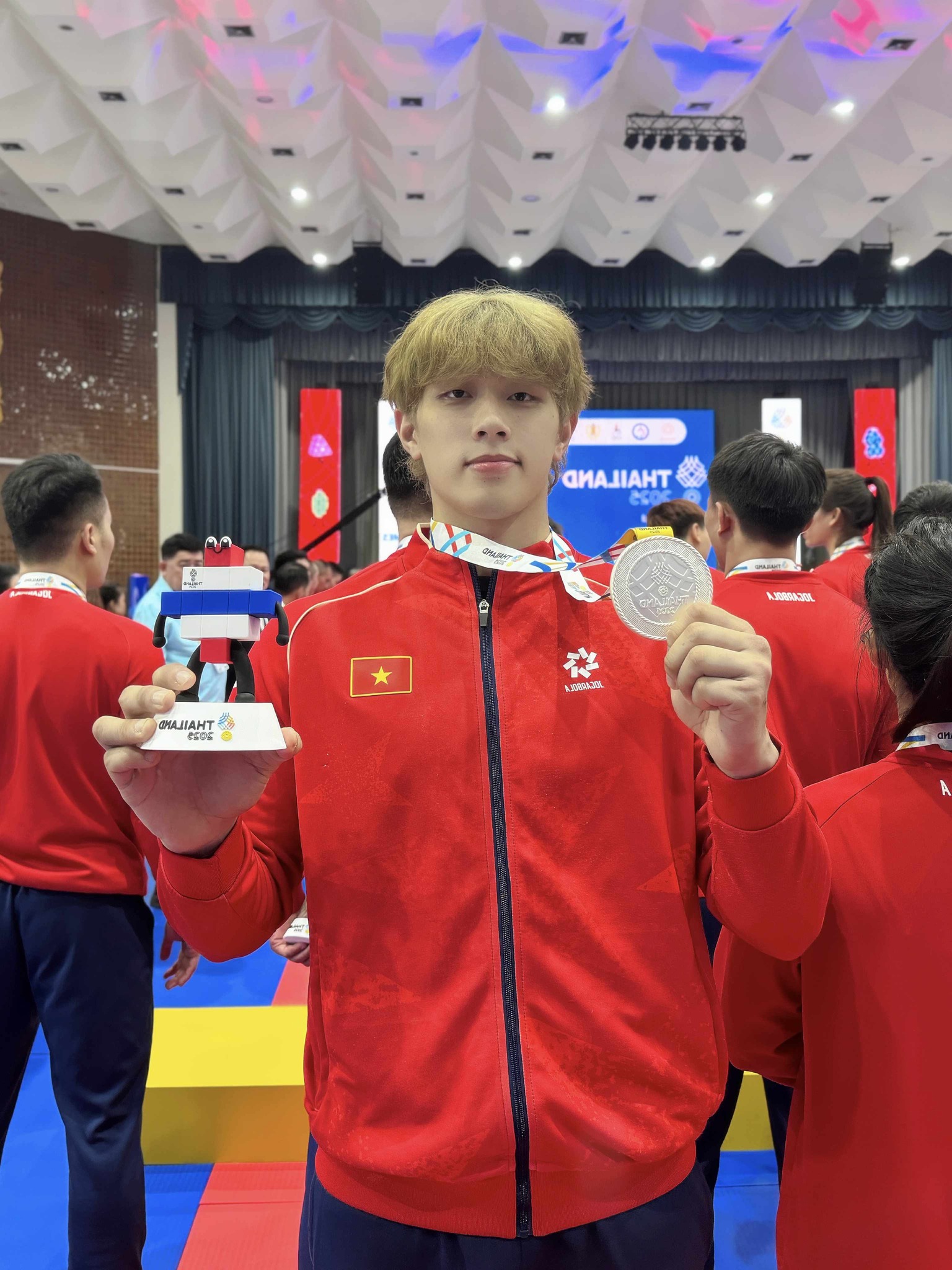 "Cực phẩm" tuyển v&otilde; Việt Nam g&acirc;y b&atilde;o với visual chuẩn nam thần, nh&igrave;n sang loạt bằng khen, huy chương mới thực sự "cho&aacute;ng"!- Ảnh 6.