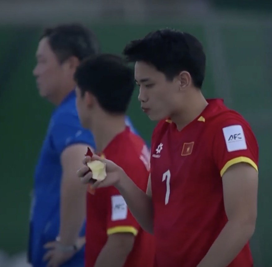 HLV Kim Sang-sik nói về hình ảnh ăn táo viral khắp cõi mạng của Đình Bắc: HLV Kim Sang-sik nói về hình ảnh ăn táo viral khắp cõi mạng của Đình Bắc: