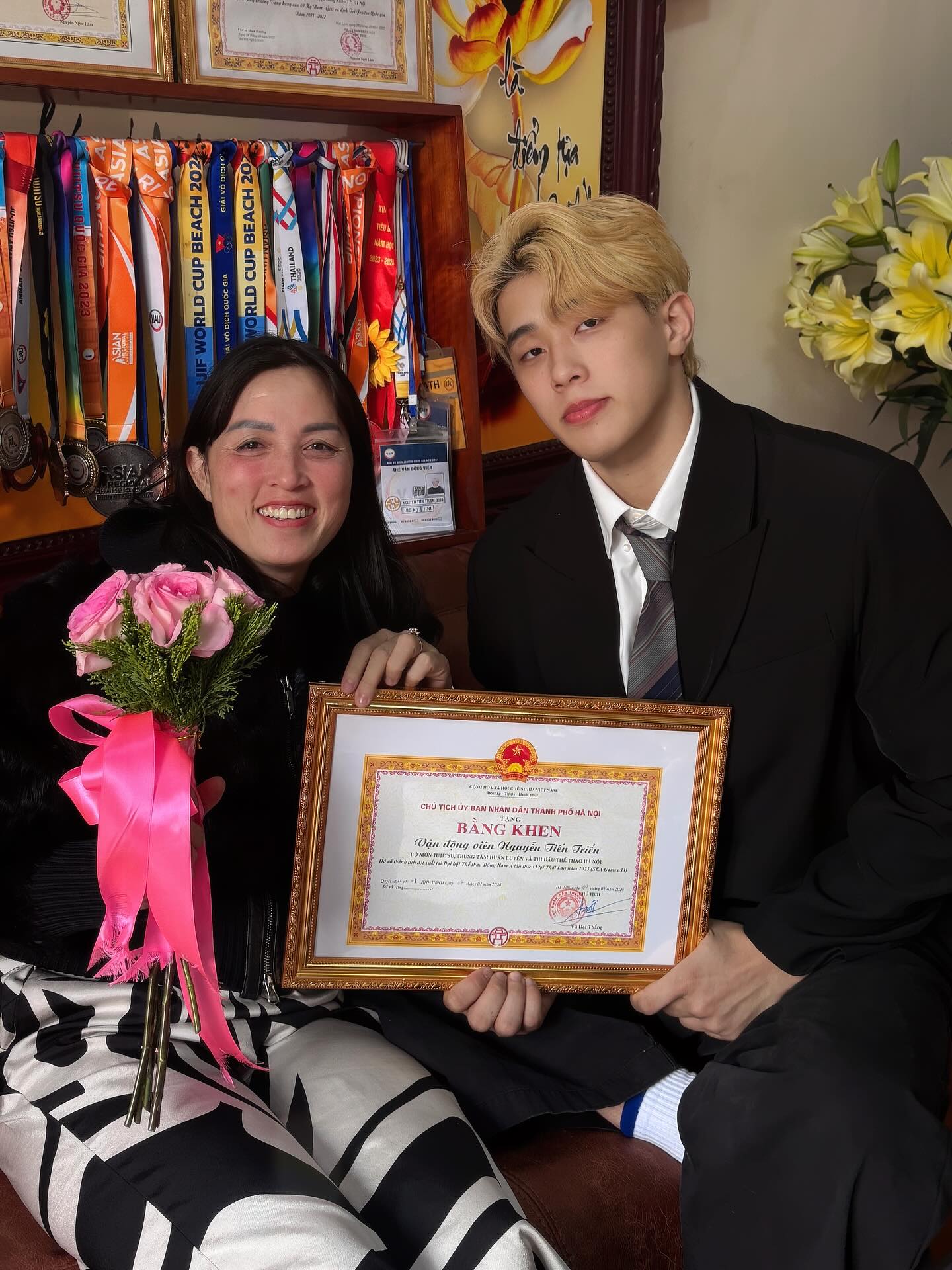 "Cực phẩm" tuyển v&otilde; Việt Nam g&acirc;y b&atilde;o với visual chuẩn nam thần, nh&igrave;n sang loạt bằng khen, huy chương mới thực sự "cho&aacute;ng"!- Ảnh 5.