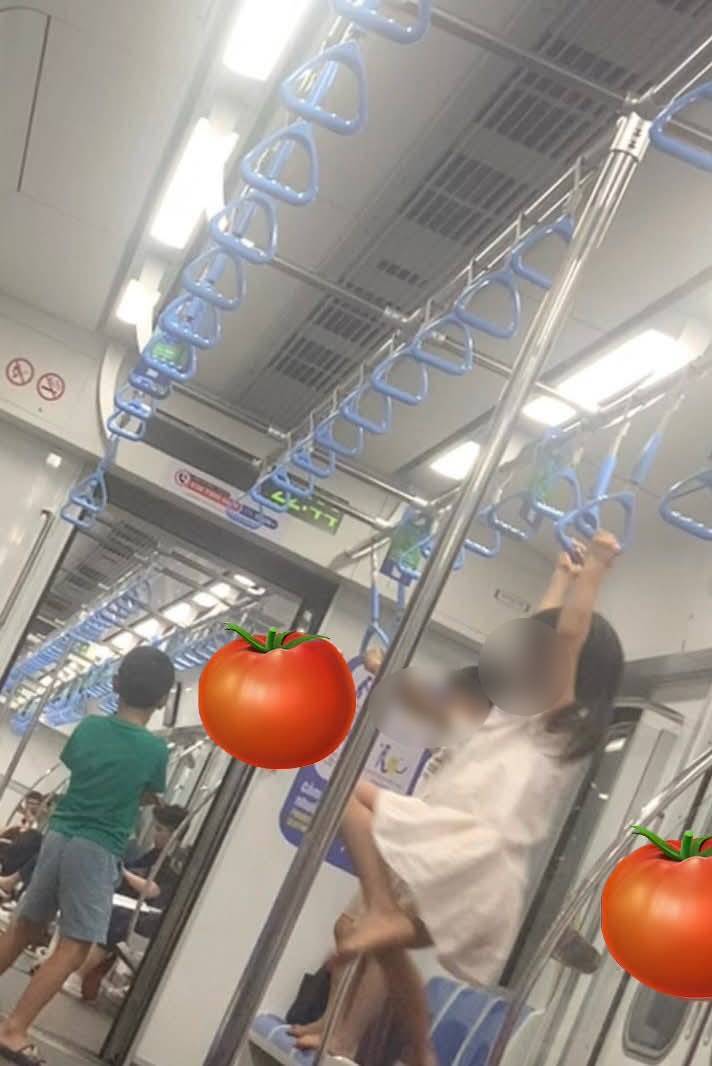 B&agrave; mẹ chia sẻ bức ảnh tr&ecirc;n t&agrave;u điện ở TP.HCM g&acirc;y b&atilde;o mạng, c&oacute; người hỏi ngược: Thế chị c&oacute; phản ứng g&igrave; l&uacute;c đ&oacute; chưa?- Ảnh 1.