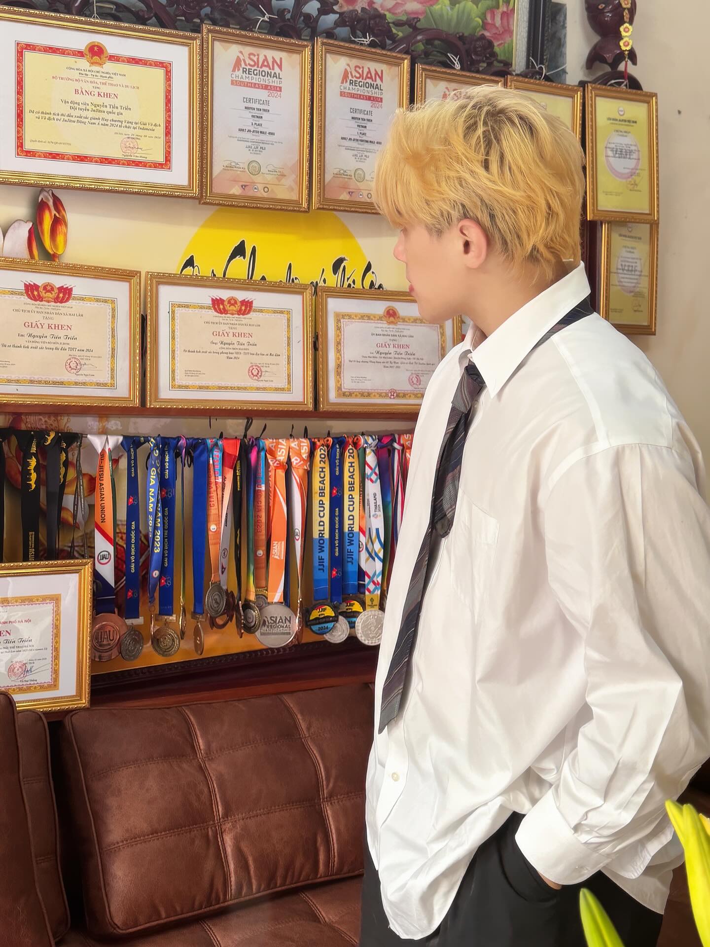 "Cực phẩm" tuyển v&otilde; Việt Nam g&acirc;y b&atilde;o với visual chuẩn nam thần, nh&igrave;n sang loạt bằng khen, huy chương mới thực sự "cho&aacute;ng"!- Ảnh 4.