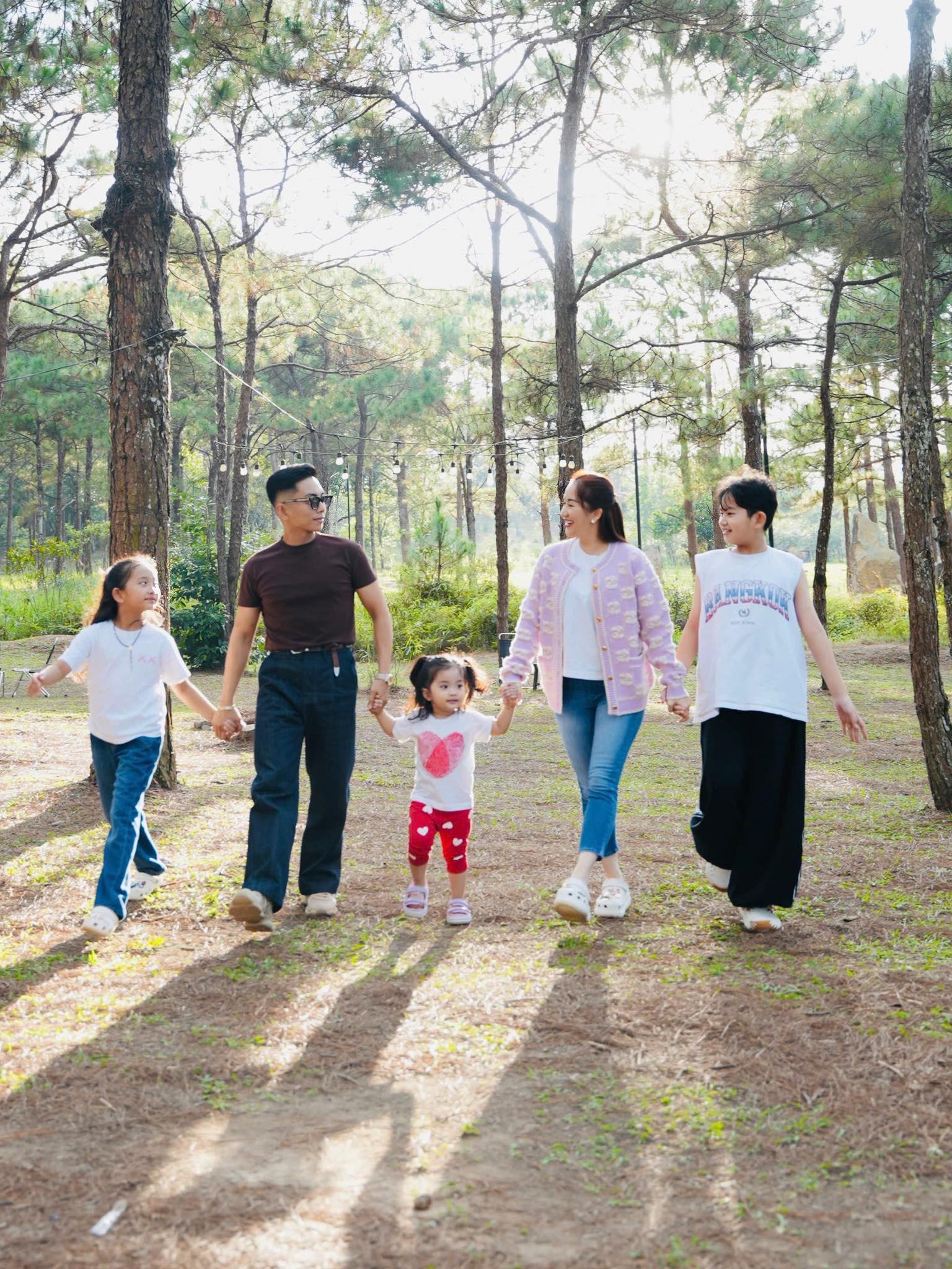 Lisa nhà Khánh Thi - Phan Hiển xinh yêu như búp bê sống, chiếm hết spotlight của bố mẹ kiện tướng dancesport- Ảnh 5. Lisa nhà Khánh Thi - Phan Hiển xinh yêu như búp bê sống, chiếm hết spotlight của bố mẹ kiện tướng dancesport- Ảnh 5.