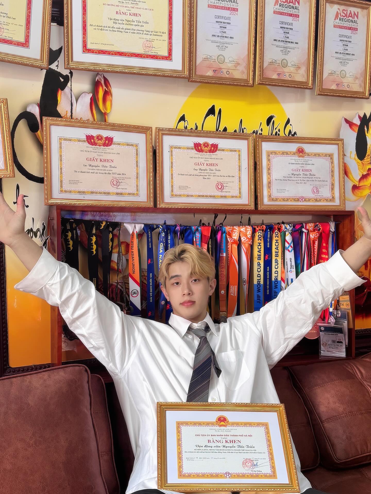 "Cực phẩm" tuyển v&otilde; Việt Nam g&acirc;y b&atilde;o với visual chuẩn nam thần, nh&igrave;n sang loạt bằng khen, huy chương mới thực sự "cho&aacute;ng"!- Ảnh 3.