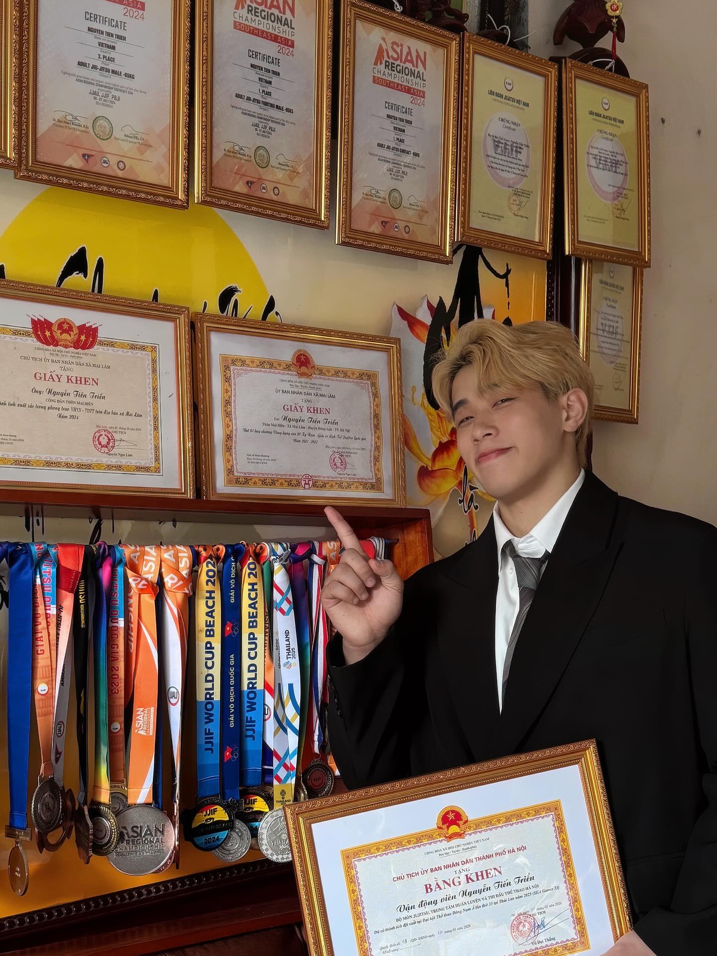 "Cực phẩm" tuyển v&otilde; Việt Nam g&acirc;y b&atilde;o với visual chuẩn nam thần, nh&igrave;n sang loạt bằng khen, huy chương mới thực sự "cho&aacute;ng"!- Ảnh 1.