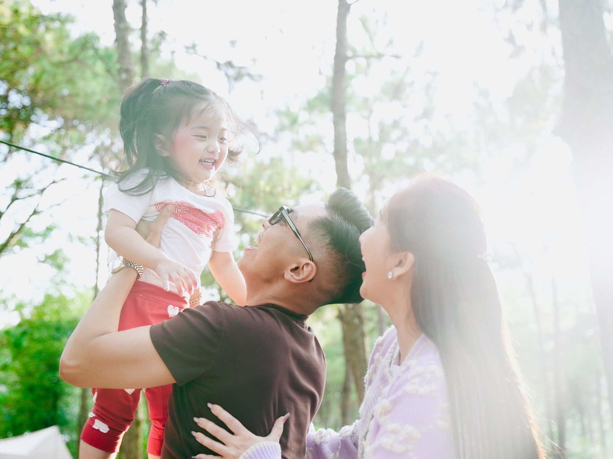 Lisa nhà Khánh Thi - Phan Hiển xinh yêu như búp bê sống, chiếm hết spotlight của bố mẹ kiện tướng dancesport- Ảnh 1. Lisa nhà Khánh Thi - Phan Hiển xinh yêu như búp bê sống, chiếm hết spotlight của bố mẹ kiện tướng dancesport- Ảnh 1.