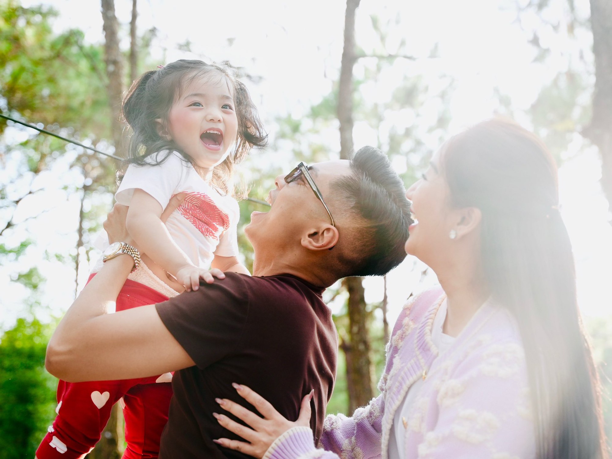 Lisa nhà Khánh Thi - Phan Hiển xinh yêu như búp bê sống, chiếm hết spotlight của bố mẹ kiện tướng dancesport- Ảnh 3. Lisa nhà Khánh Thi - Phan Hiển xinh yêu như búp bê sống, chiếm hết spotlight của bố mẹ kiện tướng dancesport- Ảnh 3.