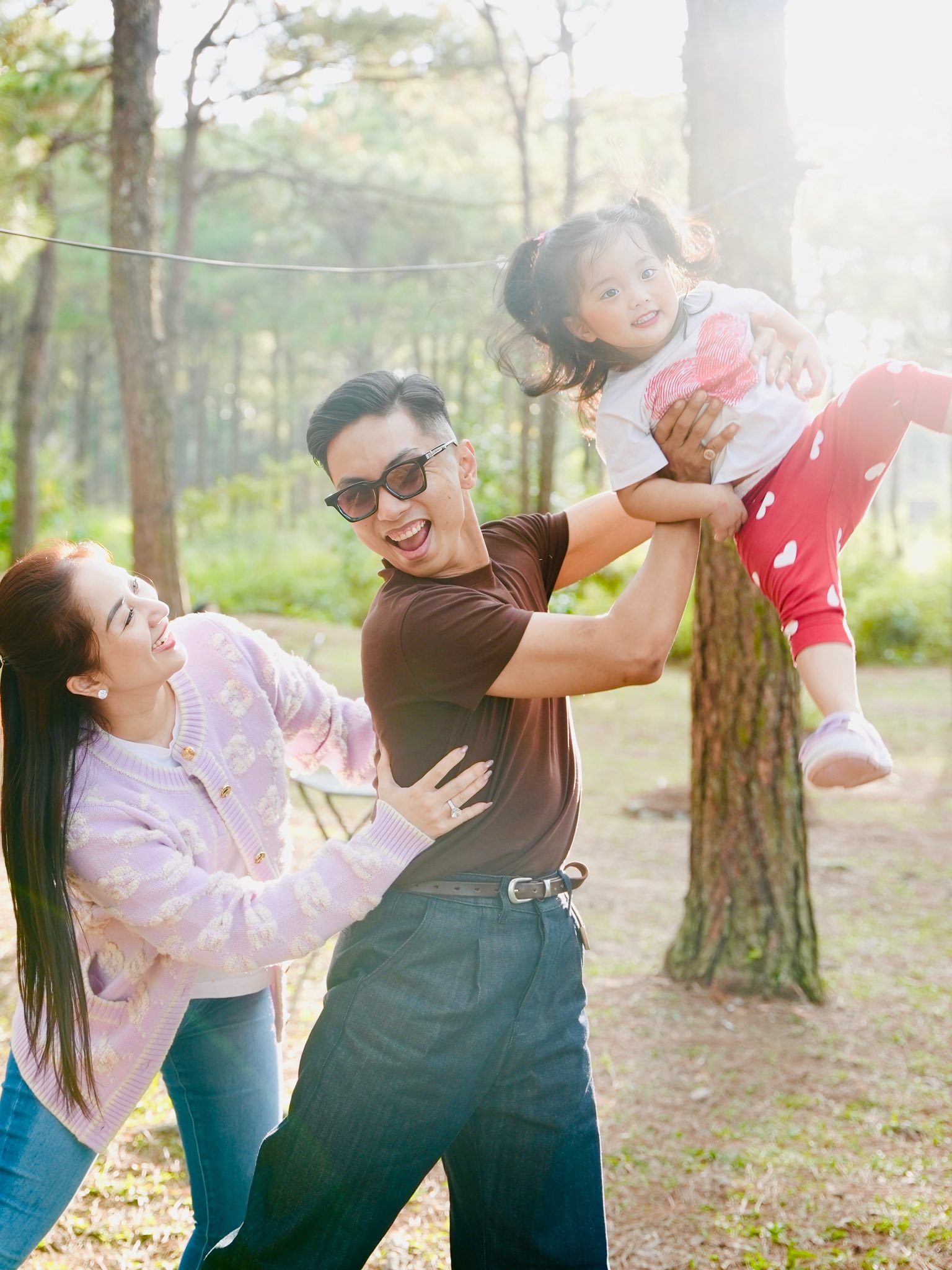 Lisa nhà Khánh Thi - Phan Hiển xinh yêu như búp bê sống, chiếm hết spotlight của bố mẹ kiện tướng dancesport- Ảnh 2. Lisa nhà Khánh Thi - Phan Hiển xinh yêu như búp bê sống, chiếm hết spotlight của bố mẹ kiện tướng dancesport- Ảnh 2.