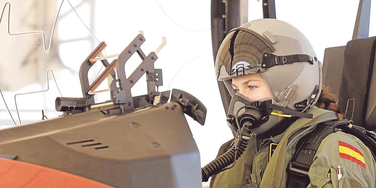 "Visual so&aacute;i tỷ" đỉnh cao g&acirc;y sốt của C&ocirc;ng ch&uacute;a Leonor trong bộ qu&acirc;n phục Kh&ocirc;ng qu&acirc;n- Ảnh 8.