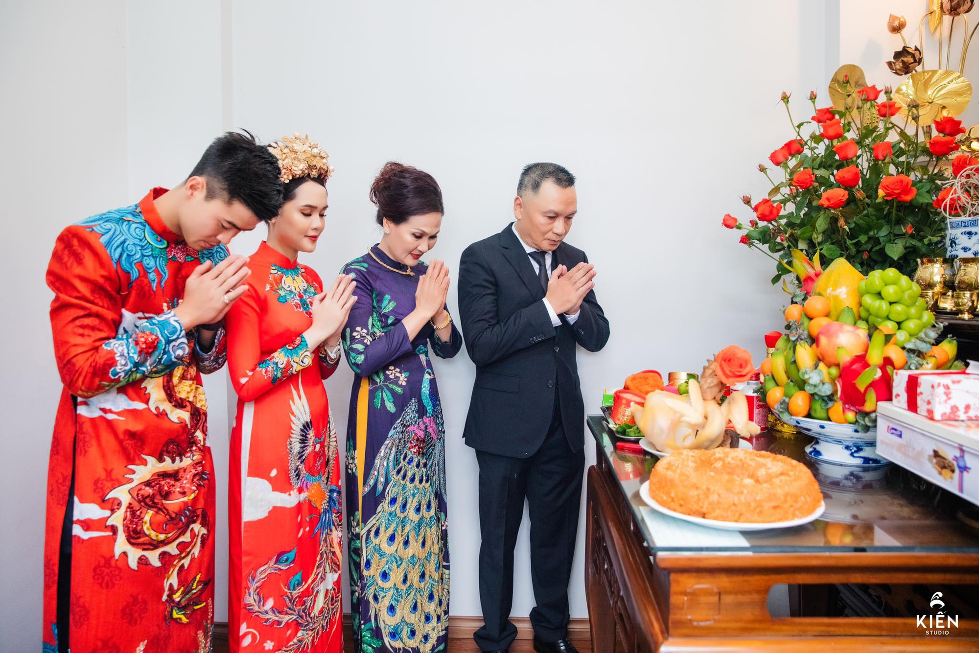 Hiếm c&oacute; mẹ vợ n&agrave;o như phu nh&acirc;n Chủ tịch CLB S&agrave;i G&ograve;n: Tự tay đi gi&agrave;y cho con rể Duy Mạnh g&acirc;y x&uacute;c động- Ảnh 1.