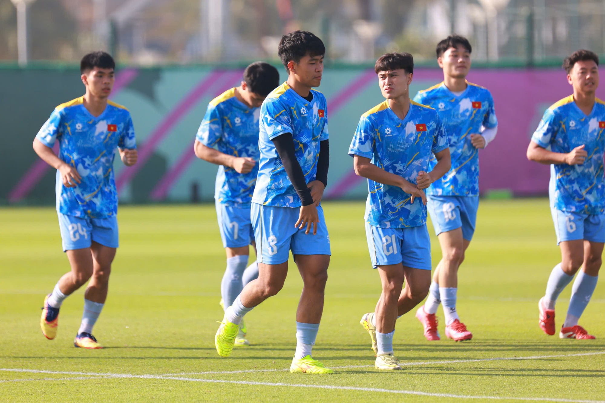 HLV Kim Sang-sik nói về hình ảnh ăn táo viral khắp cõi mạng của Đình Bắc: HLV Kim Sang-sik nói về hình ảnh ăn táo viral khắp cõi mạng của Đình Bắc: