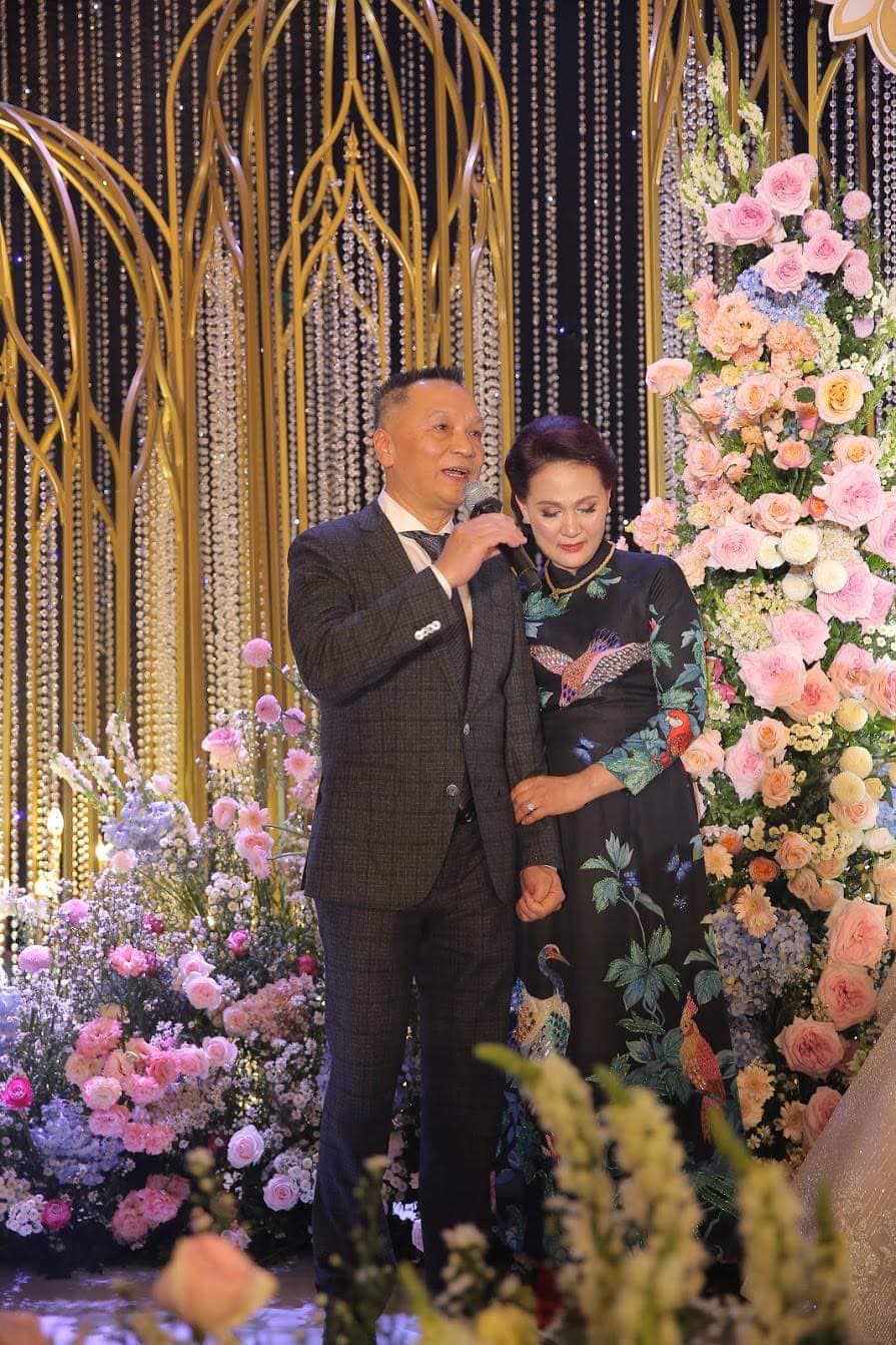 Hiếm c&oacute; mẹ vợ n&agrave;o như phu nh&acirc;n Chủ tịch CLB S&agrave;i G&ograve;n: Tự tay đi gi&agrave;y cho con rể Duy Mạnh g&acirc;y x&uacute;c động- Ảnh 4.