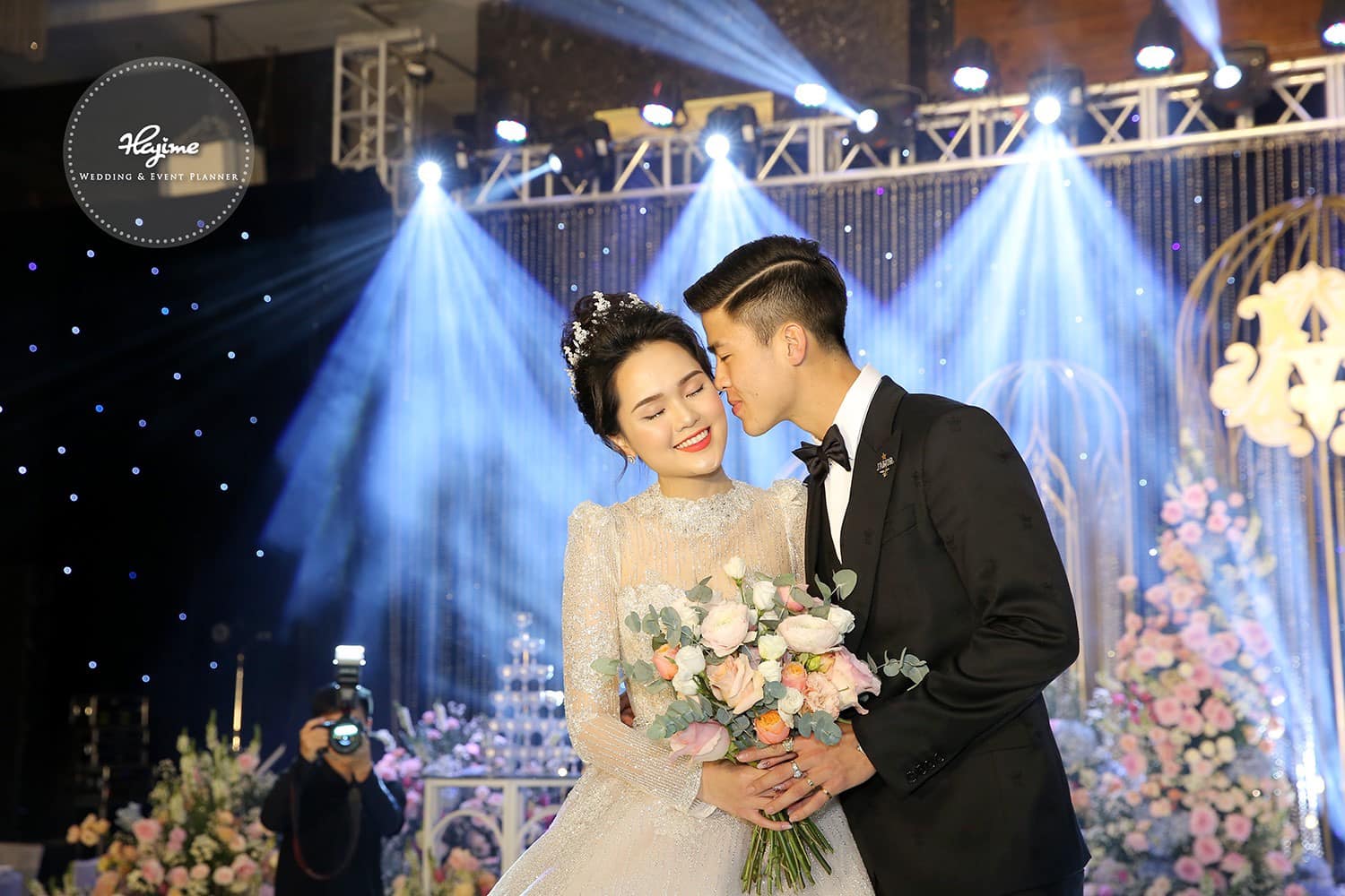 Hiếm c&oacute; mẹ vợ n&agrave;o như phu nh&acirc;n Chủ tịch CLB S&agrave;i G&ograve;n: Tự tay đi gi&agrave;y cho con rể Duy Mạnh g&acirc;y x&uacute;c động- Ảnh 3.