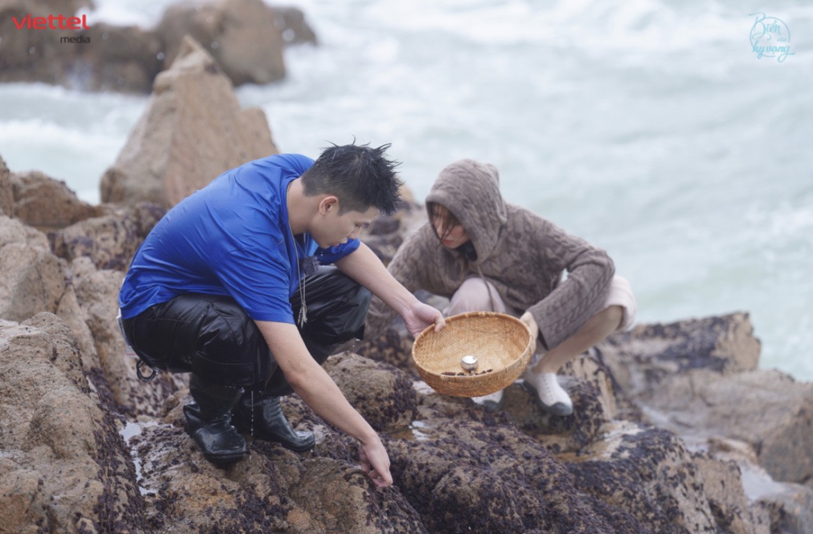 Đặc sản đen s&igrave; b&aacute;m chặt v&aacute;ch đ&aacute;: Thứ "lộc trời" gi&aacute; cả triệu đồng m&agrave; H&ograve;a Minzy cũng bất chấp s&oacute;ng đ&aacute;nh ướt sũng để h&aacute;i bằng được- Ảnh 8.