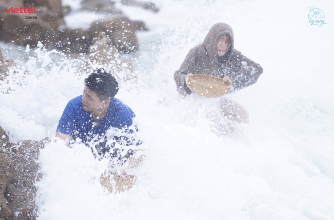 Đặc sản đen s&igrave; b&aacute;m chặt v&aacute;ch đ&aacute;: Thứ "lộc trời" gi&aacute; cả triệu đồng m&agrave; H&ograve;a Minzy cũng bất chấp s&oacute;ng đ&aacute;nh ướt sũng để h&aacute;i bằng được- Ảnh 9.