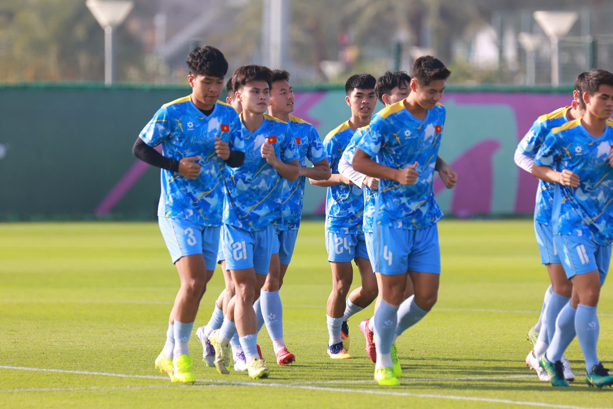 HLV Kim Sang-sik nói về hình ảnh ăn táo viral khắp cõi mạng của Đình Bắc: HLV Kim Sang-sik nói về hình ảnh ăn táo viral khắp cõi mạng của Đình Bắc: