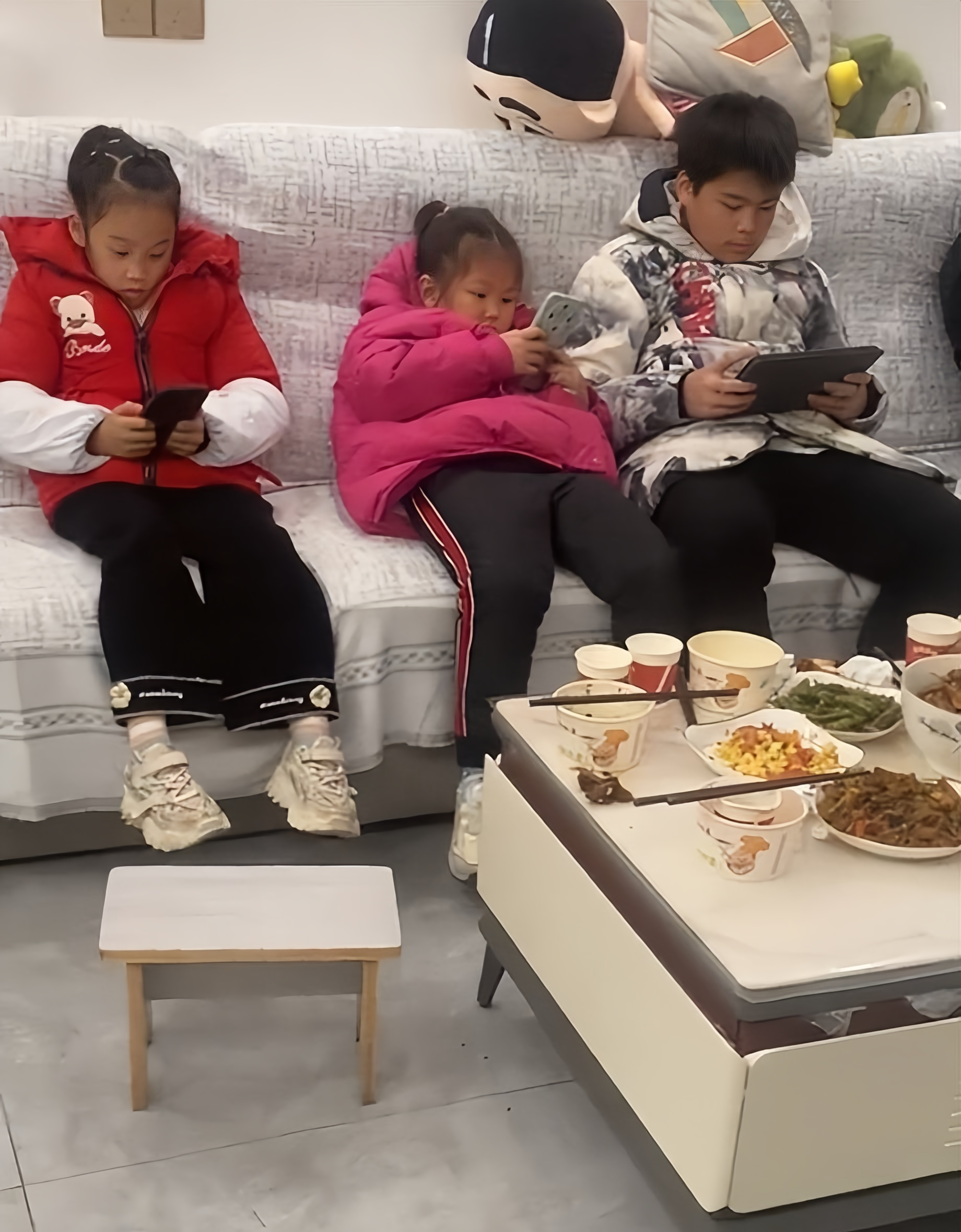 Cảnh tượng 8 đứa trẻ cắm mặt v&agrave;o điện thoại trong buổi họp mặt gia đ&igrave;nh g&acirc;y &aacute;m ảnh- Ảnh 1.