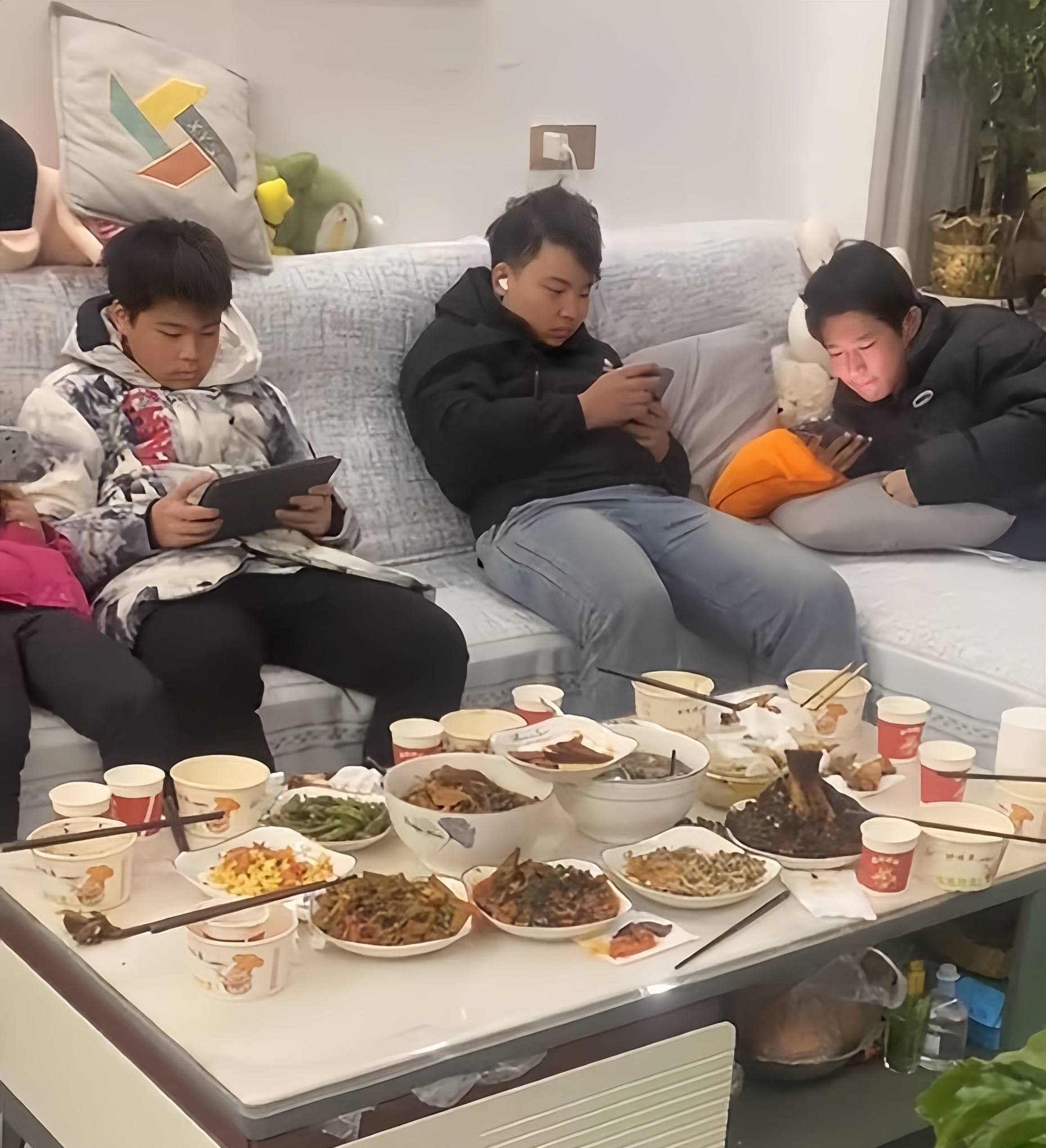 Cảnh tượng 8 đứa trẻ cắm mặt v&agrave;o điện thoại trong buổi họp mặt gia đ&igrave;nh g&acirc;y &aacute;m ảnh- Ảnh 2.