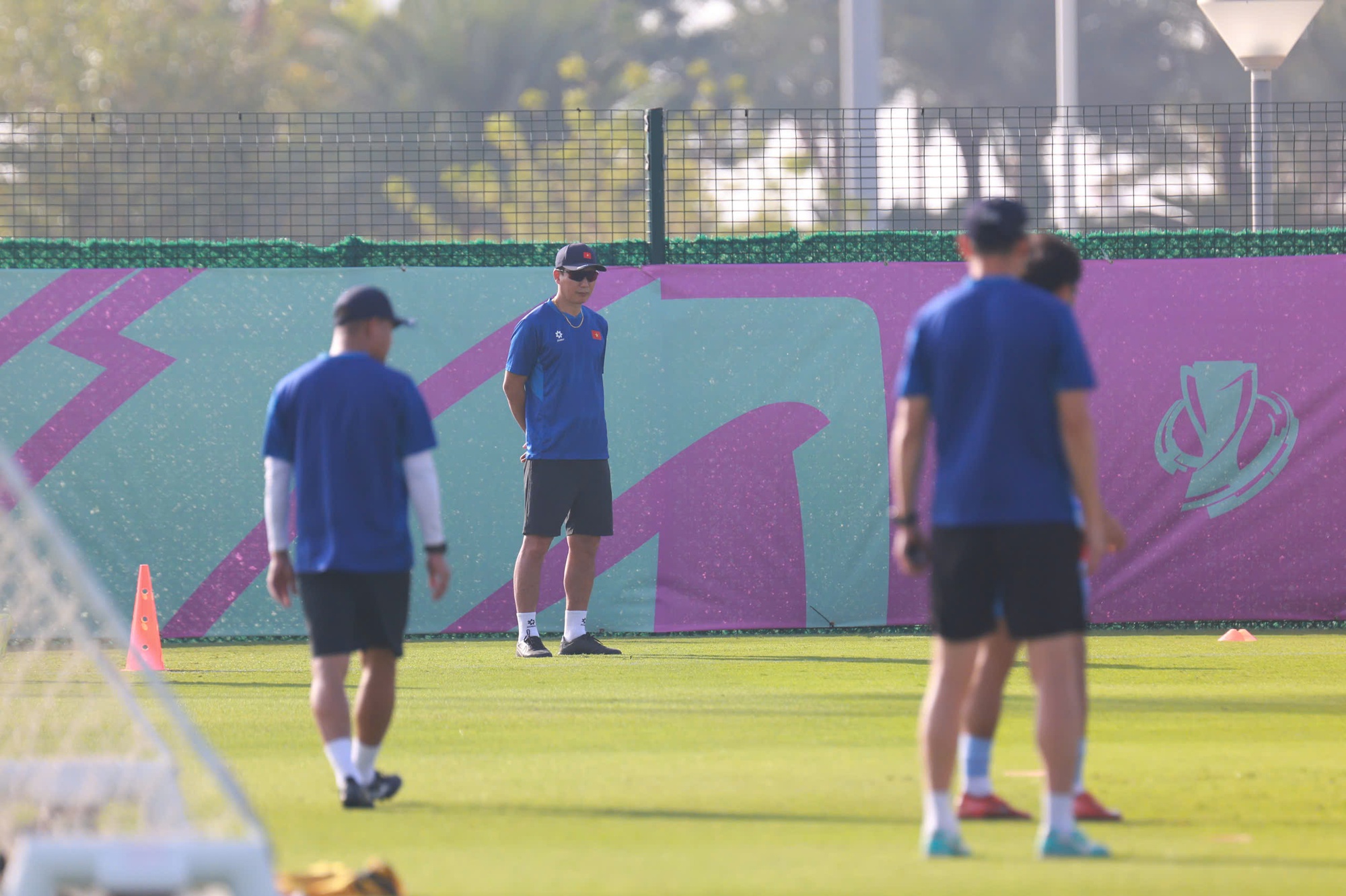 HLV Kim Sang-sik nói về hình ảnh ăn táo viral khắp cõi mạng của Đình Bắc: HLV Kim Sang-sik nói về hình ảnh ăn táo viral khắp cõi mạng của Đình Bắc: