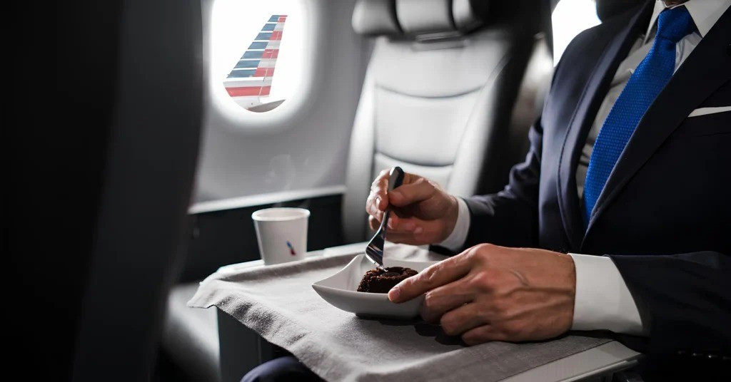 Bữa ăn cao cấp tr&ecirc;n m&aacute;y bay bị ch&ecirc; như 'thịt in 3D', h&atilde;ng phải xin lỗi- Ảnh 1.