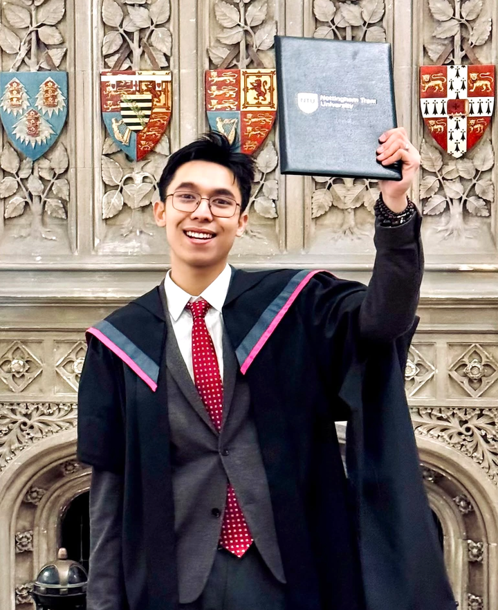 Từ căn nh&agrave; nhỏ với mẹ l&agrave;m học sinh đầu ti&ecirc;n đến bằng thạc sĩ Anh xuất sắc- Ảnh 1.