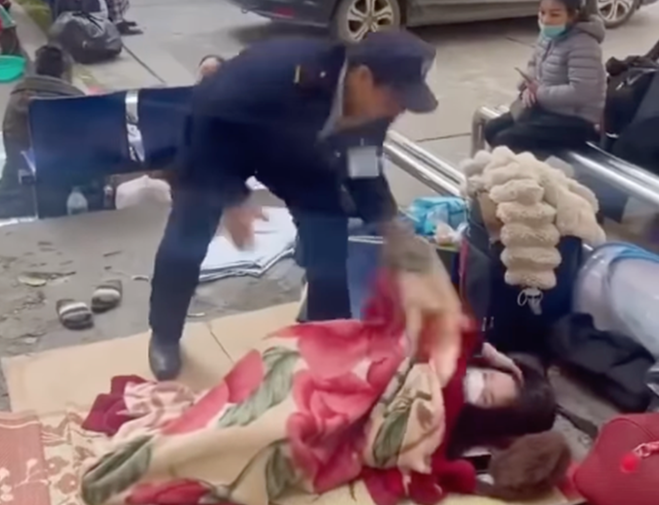 Clip bảo vệ Bệnh viện Bạch Mai n&eacute;m chăn người nh&agrave; bệnh nh&acirc;n g&acirc;y "b&atilde;o" mạng: Bệnh viện n&oacute;i g&igrave;?- Ảnh 1.