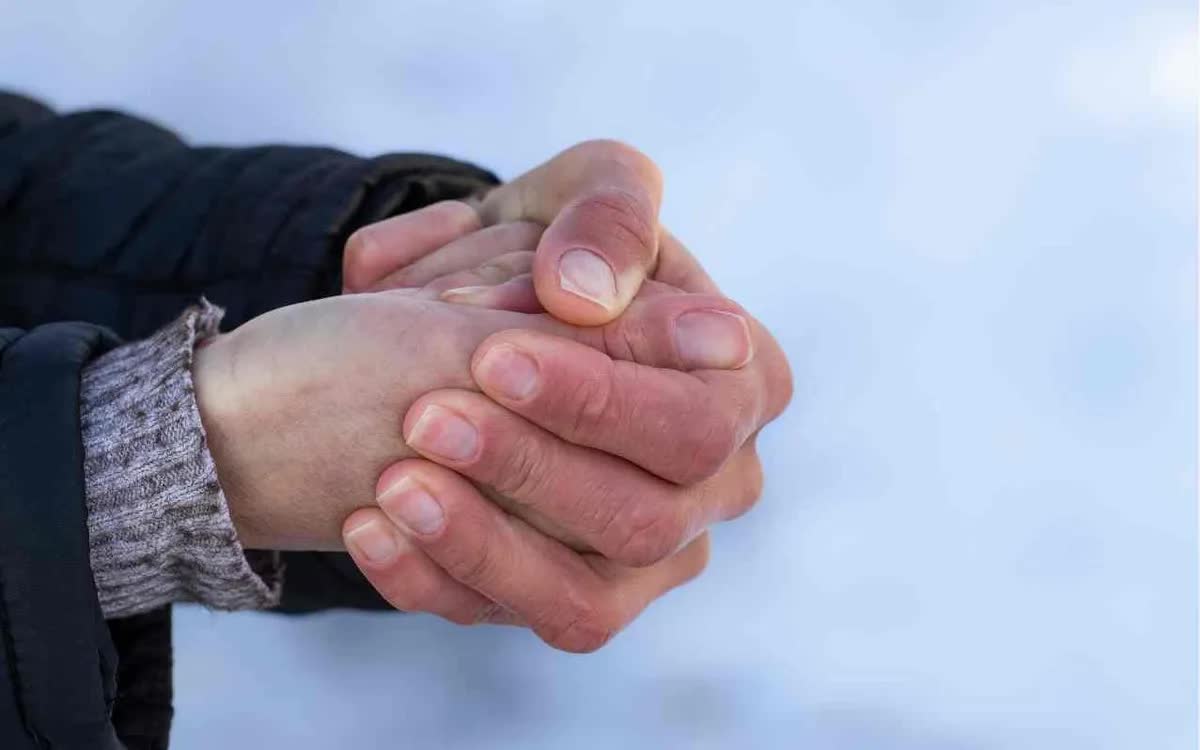 Trời lạnh gi&aacute;, trước khi bắt tay v&agrave;o l&agrave;m việc g&igrave; h&atilde;y c&acirc;n nhắc xem c&oacute; ảnh hưởng đến sức khỏe bản th&acirc;n. Ảnh minh họa: Getty Images