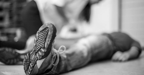 Người đ&agrave;n &ocirc;ng 50 tuổi nguy kịch sau khi uống loại nước 